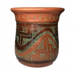 Vaso em Cerâmica pintado na tonalidade marrom com detalhes artesanais na tonalidade verde. Medidas: Altura 9cm e Diâmetro 7cm.