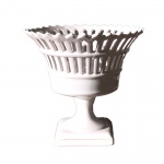 ROBERTO SIMÕES -Fruteira em Porcelana branca. Medidas: Altura 23cm e Diâmetro 23cm.