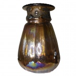 MARYON / MÉXICO -Floreira em vidro e metal. Medidas: Altura 39cm e Diâmetro 23cm.