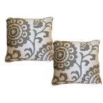 Par de almofadas em tecido e espuma bordados em tema floral nas tonalidade cinza e branco. Medidas: Altura 40cm, Largura 40cm e Comprimento 40cm.