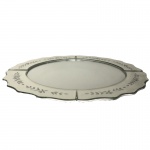 ETHNIX - Travessa redonda em vidro com fundo espelhado e bordas vazadas. Medida: Diâmetro 30cm.
