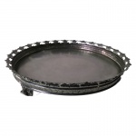 ETHNIX - Centro de mesa redondo em metal espessurado a prata com 3 pés de sustentação. Medidas: Altura 4cm e Diâmetro 18cm.