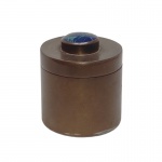 Linda Caixa em Pedra e metal. Medidas: Altura 3cm e Diâmetro 3cm.