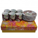 Lote com 6 Xícaras para café em porcelana na tonalidade predominante marrom com detalhes coloridos em tema floral. Medidas: Altura 6,5cm  Diâmetro 11cm.