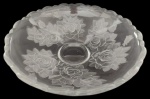 Centro de mesa em vidro trabalhado em tema de rosas. Medidas: 10 cm de altura e 31 cm de diâmetro.