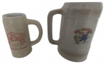 Par de canecas decorativas em porcelana. Medidas da maior: 20 cm de altura e 10 cm de diâmetro.
