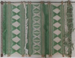 Tapeçaria trançada em linho na tonalidade verde. Medidas: 56 x 76 cm.