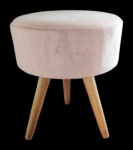 Banqueta com assento em veludo rosa e 3 pés em madeira. Obs: Retirada pelo comprador. Medidas: 43 cm de altura e 33 cm de diâmetro.
