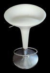Banqueta  alta tulipa com assento ABS com alavanca ajustável e giratória Obs:com marcas de uso. Retirada pelo comprador. Medidas: 70 cm de altura, 40 cm de largura e 45 cm de comprimento.