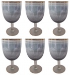 Lote com 6 taças para vinho branco em cristal, na tonalidades azul e bordas douradas. Obs: Mínimo desgaste no dourado. Medidas: 13 cm de altura e 7 c m de diâmetro.