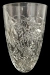 Floreira em cristal, com lapidação em baixo relevo em tema de folhas. Medidas: 28 cm de altura, 11 cm de largura e 15 cm de comprimento.