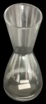 Decanter em vidro. Medidas: 23 cm de altura e 15 cm de diâmetro.
