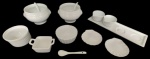 CASSEROLES - Lote com 13 peças em porcelana branca. Medidas da maior: 9 cm e 11 cm de diâmetro.