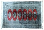 Tapete persa nas tonalidades predominantes bege e vermelho. Medidas: 96 x 136 cm.