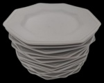 SCHMIDT - Lote com 14 pratos para sobremesa em porcelana branca, em formato oitavado. Medida: 19 cm de diâmetro.