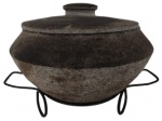 Panela em pedra sabão com suporte em ferro. Medidas: 20 cm de altura e 24 cm de diâmetro.