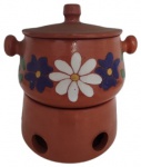 Rechaud em cerâmica, com pintura artesanal em tema floral. Obs: Com 2 bicados na borda. Medida final: 26 cm de altura e 22 cm de diâmetro.
