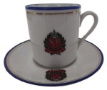 COLECIONISMO - Xícara para café em porcelana, com pintura artesanal com tema de Brasão. Medidas: 5 cm de altura e 5 cm de diâmetro.