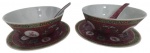 Par de bowls em porcelana chinesa, com pintura artesanal em alto relevo na tonalidade predominante vermelha em tema floral. Medidas do maior: 7 cm de altura e 15 cm de diâmetro.