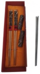 Lote para culinária japonesa contendo 5 peças, sendo, 2 apoiadores para hashi, 2 hashis em madeira e 1 desmontável em inox.