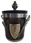 Antigo balde para gelo, com detalhes medievais. Obs: Faltando 1 espada decorativa. Medidas: 16 cm de altura e 15 cm de diâmetro