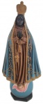 Imagem de Nossa Senhora Aparecida em gesso, com pintura artesanal. Medidas: 32 cm de altura, 8 cm de largura e 17 cm de comprimento.