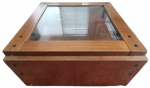 Mesa de centro em madeira maciça, com tampo em vidro. Obs: Com marcas de uso. Retirada pelo comprador. Medidas: 38 cm de altura, 85 cm de largura e 85 cm de comprimento.