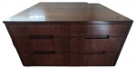 Armário de canto com rodinha, com 6 gavetas e 1 baú na parte de trás. Obs: Com marcas de uso. Retirada pelo do comprador. Medidas: 55 cm de altura, 95 cm de profundidade e 95 cm de comprimento.