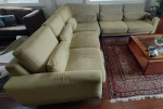 Sofá em formato de L em tecido na tonalidade verde, modular e retrátil, com estrutura em ferro. Obs: Necessita lavagem. Medidas em L: 28 x 280 cm, 85 cm de altura e 95 cm de largura.