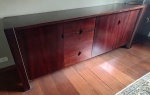 BUFFET em madeira maciça com 3 portas e 4 gavetas, com detalhes em aço inox nas lateral. Obs: Com poucas marcas de uso. Retirada e desmontagem por conta do comprador. Medidas: 85 cm de altura, 56 cm de largura e 2,20 m de comprimento.