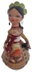Escultura em barro, com pintura artesanal representando uma mulher. Medidas: 27 cm de altura, 10 cm de largura e 17 cm de comprimento.
