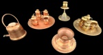 Lote com 13 miniaturas em cobre e bronze. Medidas do maior: 7 cm de altura e 6 cm de diâmetro.
