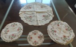 Conjunto de toalhinhas para chá para 3 pessoas, bordadas em  tema floral. Obs: Necessita de lavagem. Medida Maior: Diâmetro 40cm.