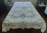 ILHA DA MADEIRA - Toalha de mesa toda bordada a mão em tema floral e acompanha 12 guardanapos. Obs: Com marcas de uso e necessita lavagem. Medida: 153cm X 245cm.