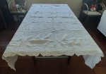Toalha branca em linho bordada a mão com tema floral. Obs: Necessita de lavagem. Medida: 175cm X 200cm.