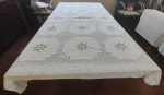 Toalha de mesa em algodão bordada artesanalmente em tema floral. Medida: 140cm X 200cm.