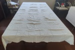 Toalha de mesa em algodão bordada artesanalmente . Medida: 145cm X 235cm.