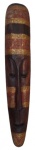 Totem em madeira esculpida e pintada artesanalmente, representando máscara. Obs: Retirada pelo comprador. Medidas: 100 x 20 cm.
