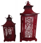 Lote com 2 antigos porta velas em metal laqueado, na tonalidade vermelha, representando lamparinas. Obs: Peças usadas, porém, em bom estado. Medidas: 35 cm de altura, 15 cm de largura e 15 cm de comprimento.