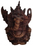 Escultura em madeira maciça, entalhada manualmente representando Ganesha. Medidas: 20 cm de altura, 10 cm de largura e 15 cm de comprimento.