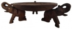 Centro de mesa em madeira maciça, com 3 pés de sustentação, esculpido manualmente representando um elefante. Obs: Necessita restauro. Medidas: 16 cm de altura e 36 cm de comprimento.