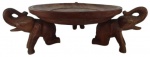 Centro de mesa em madeira maciça, com 3 pés de sustentação, esculpido manualmente representando um elefante. Obs: Necessita restauro. Medidas: 16 cm de altura e 36 cm de comprimento.