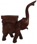 Grande floreiro em madeira maciça, entalhado manualmente representando um elefante. Obs: Com tromba quebrada e colada, como mostra foto. Medidas: 60 cm de altura, 23 cm de largura e 50 cm de comprimento.