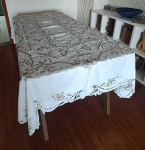 ILHA DA MADEIRA - Linda toalha toda bordada manualmente acompanhando 12 guardanapos bordados. medida toalha 260 x 160 cm