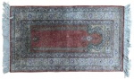 Tapete para oração. Obs: No estado. Medidas: 60 x 105 cm.