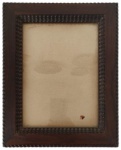 Antigo porta retrato em madeira nobre, esculpida manualmente. Medidas: 30 x 24 cm.
