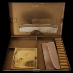 Antiga Trousse em metal dourado. Medidas: 2 cm de altura, 10 cm de largura e 16 cm de comprimento.