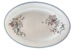Grande travessa oval em porcelana, com bordas nas tonalidades azul e dourado e detalhes em tema floral. Medidas: 5 cm de altura, 31 cm de largura e 45 cm de comprimento.