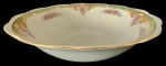 KPM MADE IN POLAND - Grande prato redondo em porcelana, com pintura artesanal em tema floral, bordas na tonalidade verde, com detalhes e frisos dourados. Obs: Com mínimo bicado na borda. Medida: 32 cm de diâmetro.