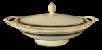 KPM MADE IN POLAND - Sopeira em porcelana, com pintura artesanal em tema floral, bordas na tonalidade verde, com detalhes e frisos dourados. Medidas: 25 cm de altura, 30 cm de largura e 35 cm de comprimento.